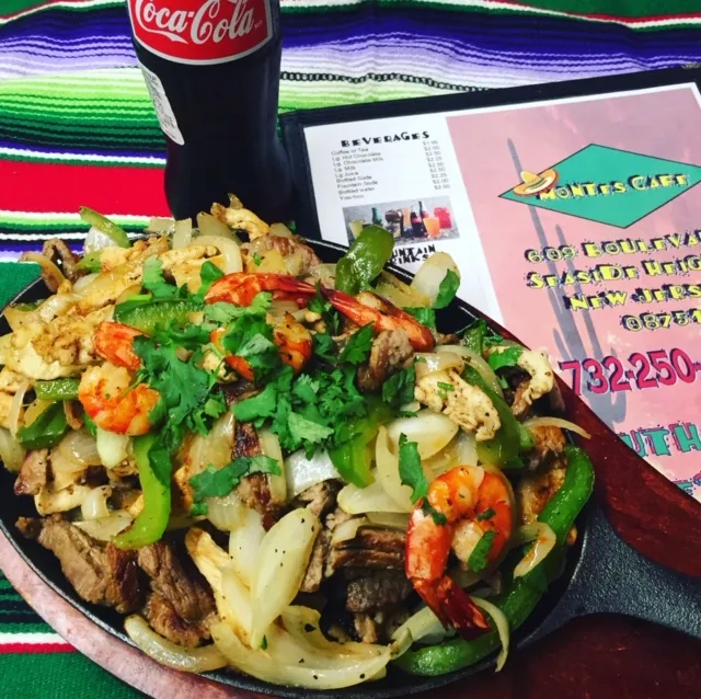 Fajita mixta with shrimp, peppers and onions